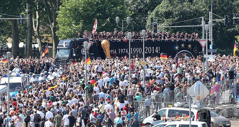 Meter für Meter: Menschenmassen umzingeln den Weltmeister-Bus auf dem ganzen Weg vom Flughafen zur Fanmeile.