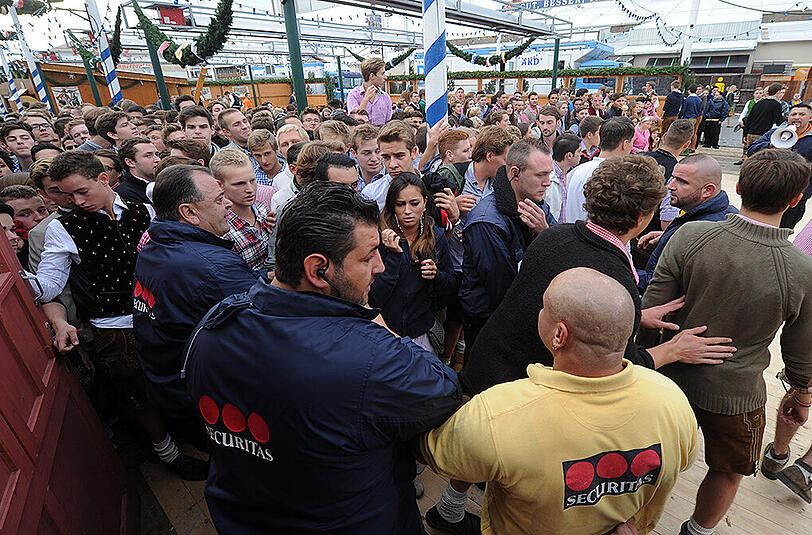 Wann dürfen die Besucher in die Zelte, wann müssen sie wieder gehen? Die Öffnungszeiten auf der Wiesn 2014 gibt's hier!