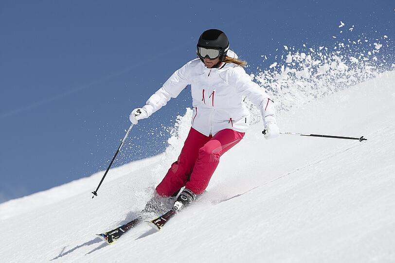 Vor dem Skifahren sollte erst der richtige Skischuh gefunden werden.