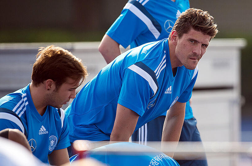 Mario Gomez im September 2014 bei einer Trainingseinheit der deutschen Nationalmannschaft. Der Stürmer wünscht sich ein DFB-Comeback. (Archivbild)