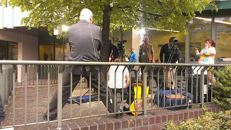 Bilder vom Prozess-Auftakt: Die Kollegen von der BBC nehmen nach längerer Wartezeit bereits erste Dehnübungen vor.