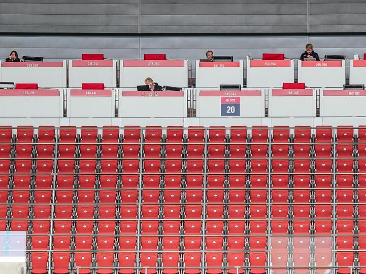 Wenige Journalisten sitzen im Leipziger Stadion mit Abstand zueinander auf der Pressetribüne.