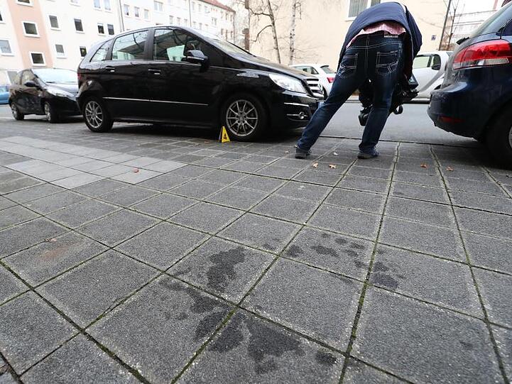 Ein Kameramann dreht an einem Tatort im Nürnberger Stadtteil St. Johannis. Foto: Daniel Karmann/Archiv