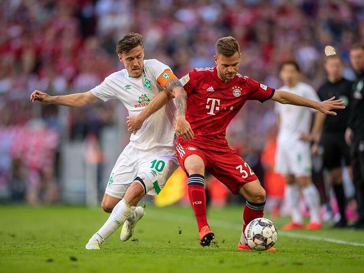 Max Kruse (l.) von Werder Bremen kämpft mit Joshua Kimmich vom FC Bayern München um den Ball. Foto: Lino Mirgeler/Archivbild