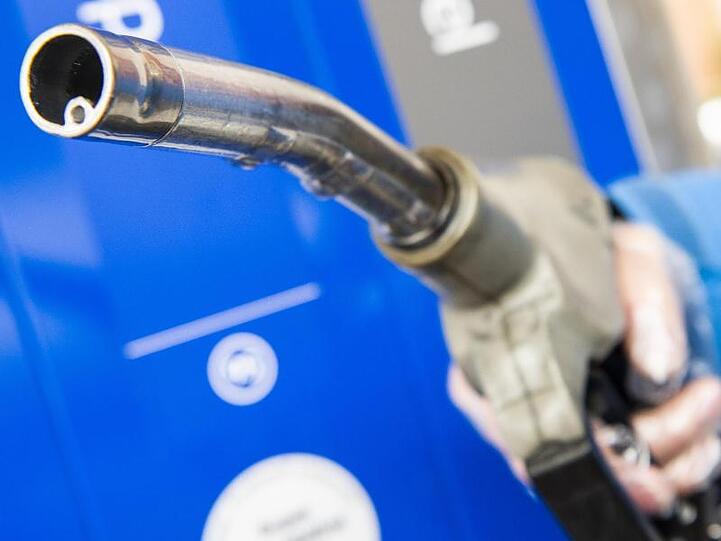 Eine zusätzliche CO2-Steuer auf Sprit und Heizöl führe zu drastischen Preissteigerungen an der Zapfsäule und bei der Wärmeenergie, so CSU-Landesgruppenchef Alexander Dobrindt.