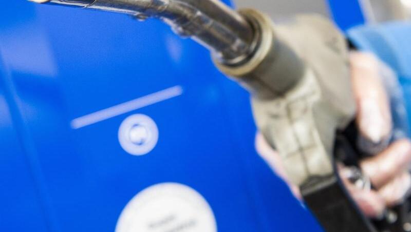 Eine zusätzliche CO2-Steuer auf Sprit und Heizöl führe zu drastischen Preissteigerungen an der Zapfsäule und bei der Wärmeenergie, so CSU-Landesgruppenchef Alexander Dobrindt. Eine zusätzliche CO2-Steuer auf Sprit und Heizöl führe zu drastischen Preissteigerungen an der Zapfsäule und bei der Wärmeenergie, so CSU-Landesgruppenchef Alexander Dobrindt.