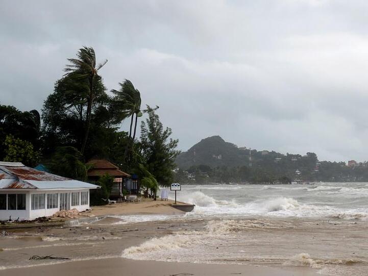 Wellen und Wind peitschen an den Strand von Lamai auf Koh Samui. Der Tropensturm "Pabuk" hat in Thailand mit seinen beliebten Stränden viel weniger Schäden angerichtet als zunächst befürchtet.