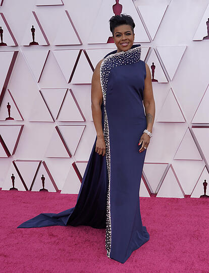 Top: Mia Neal mit schlichtem Kleid, aber aufregendem Kragen.