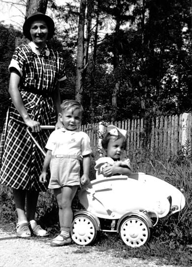 Mei, wie nett! AZ-Leser Wolfgang Brummer in den 50er-Jahren mit seiner Schwester Gabi (im Kinderwagen) und "Mama Lieselotte" beim Spaziergang in Hartmannshofen.