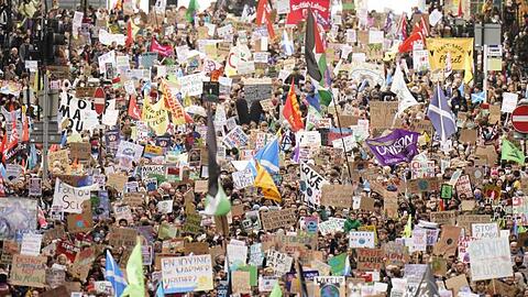 Tausende Menschen fordern in Glasgow mehr Tempo beim Klimaschutz.