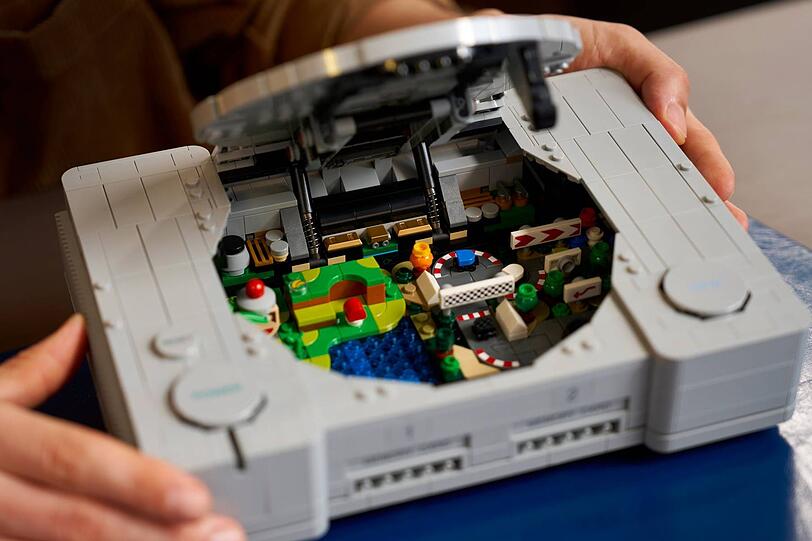 Das Innenleben der Lego-PlayStation ist von Anspielungen auf Kult-Titel wie "Gran Turismo" gepr&auml;gt.