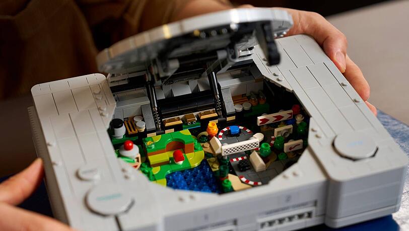 Das Innenleben der Lego-PlayStation ist von Anspielungen auf Kult-Titel wie "Gran Turismo" geprägt. Das Innenleben der Lego-PlayStation ist von Anspielungen auf Kult-Titel wie "Gran Turismo" geprägt.