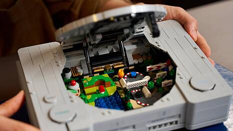Das Innenleben der Lego-PlayStation ist von Anspielungen auf Kult-Titel wie "Gran Turismo" gepr&auml;gt.