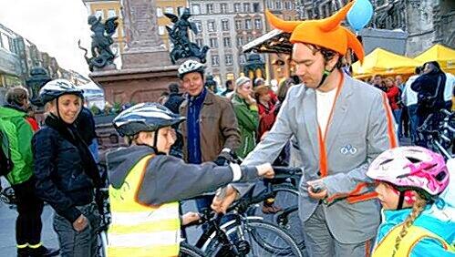Radl-Joker Martin schaut auf dem Marienplatz nach den Rädern von Kevin und Laura. Radl-Joker Martin schaut auf dem Marienplatz nach den Rädern von Kevin und Laura.