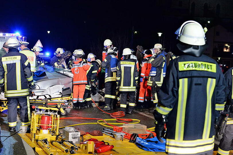 74-Jähriger Mann aus Neuss kollidiert mit einem Sattelzug bei Traunreut. Er stirbt im Krankehnaus. Hier die Bilder der Bergungsaktion.