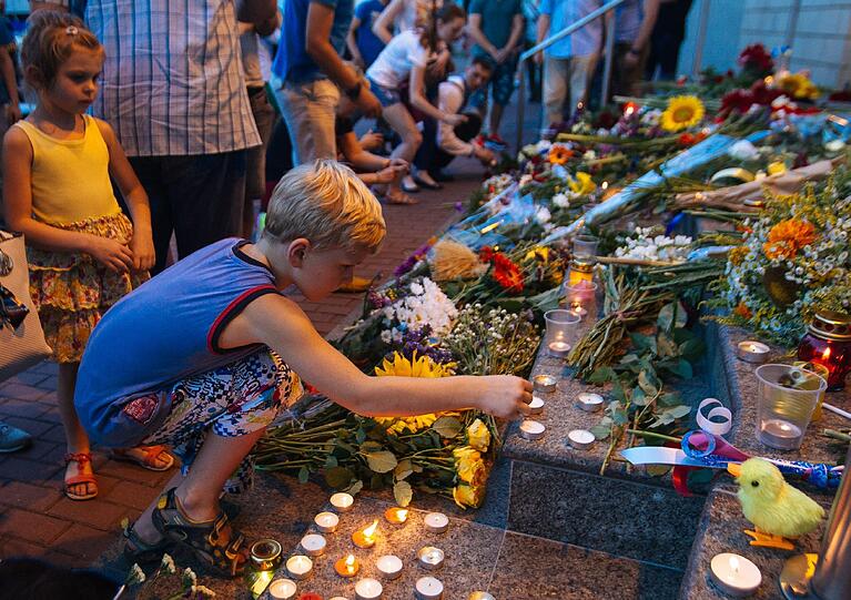Vor der niederländischen Botschaft in Kiew legen Menschen Blumen nieder und gedenken der Opfer.