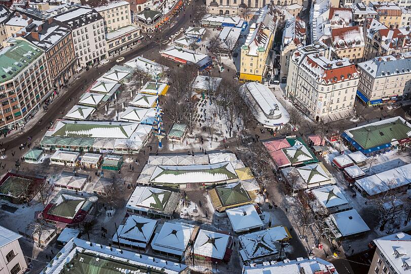 Der angezuckerte Viktualienmarkt von oben.