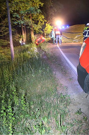 Ein mit vier Personen besetzter VW Cabrio wurde in der Nacht auf Freitag an einen Baum geschleudert. Die Bilder vom Einsatz.