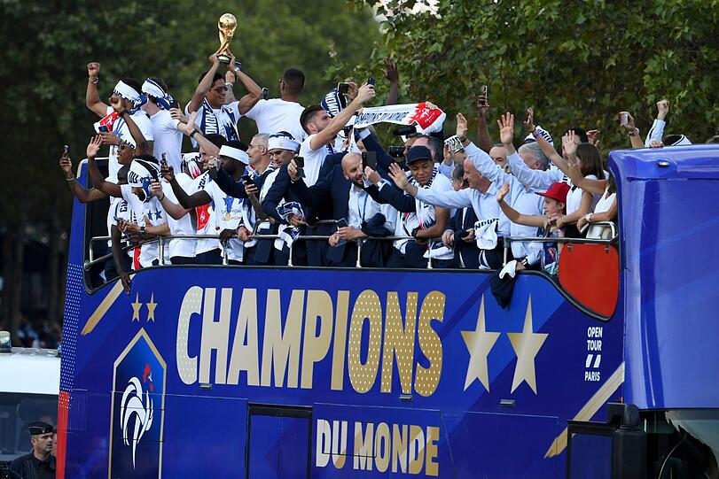 Hunderttausende feierten am Montag die Fußball-Weltmeister nach ihrer Ankunft auf den Pariser Champs-Élysées.