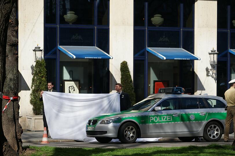 Die Polizei sperrte den Eingangsbereich des Bayerischen Hofs ab.