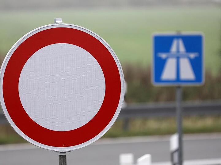 Ein Schild weist auf eine Sperrung Autobahnsperrung hin. Foto: Bernd Wüstneck/Archiv