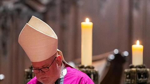 Kardinal Reinhard Marx, Vorsitzender der Bischofskonferenz, sitzt bei einem Gottesdienst in einem Dom. Foto: Andreas Arnold/dpa/Archivbild