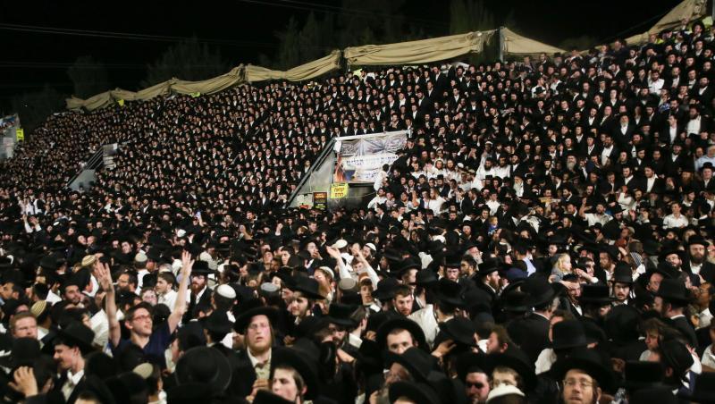 Menschen während der Feier des jüdischen Feiertags Lag Baomer auf dem Berg Meron. Menschen während der Feier des jüdischen Feiertags Lag Baomer auf dem Berg Meron.