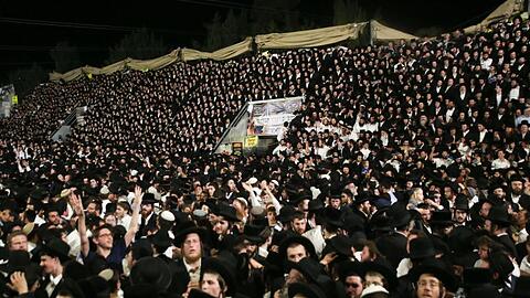 Menschen während der Feier des jüdischen Feiertags Lag Baomer auf dem Berg Meron.
