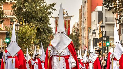 In Spanien vermummen sich die Menschen und ziehen durch die Straßen.