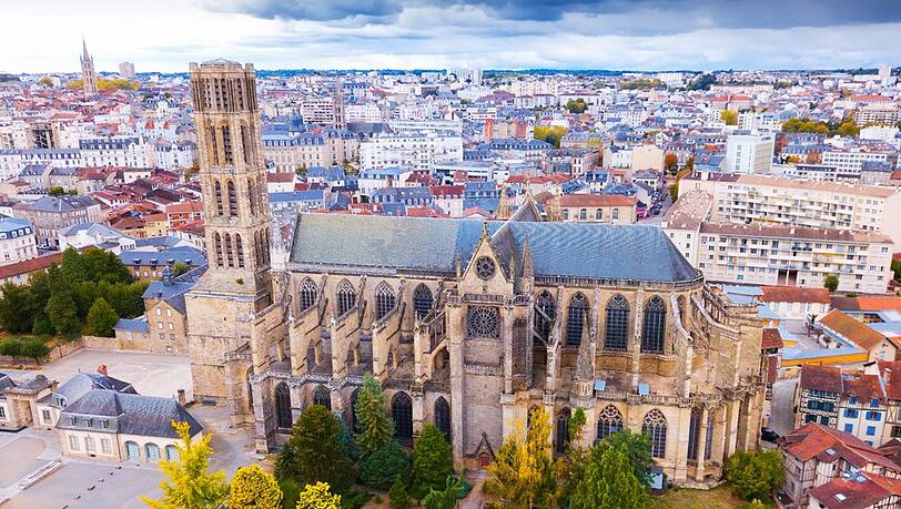 Die spektakuläre gotische Kathedrale Saint-Étienne ist nur ein guter Grund, auf den Spuren der diesjährigen Tour de France zu wandeln.