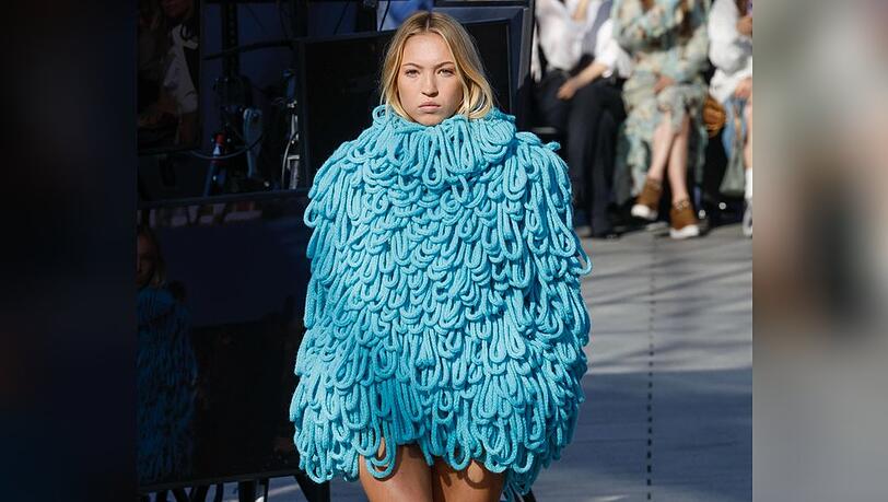 Lila Grace Moss weiß, wie man außergewöhnliche Looks auf dem Laufsteg präsentiert - wie hier bei Stella McCartney.