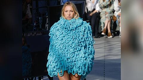 Lila Grace Moss weiß, wie man außergewöhnliche Looks auf dem Laufsteg präsentiert - wie hier bei Stella McCartney.