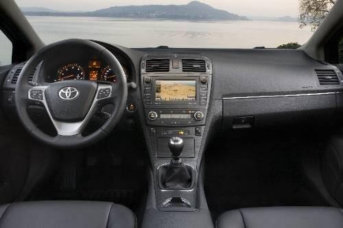 Übersichtlich, klar gegliedert  - am Cockpit des neuen Avensis findet sich wenig Kritikwürdiges.
