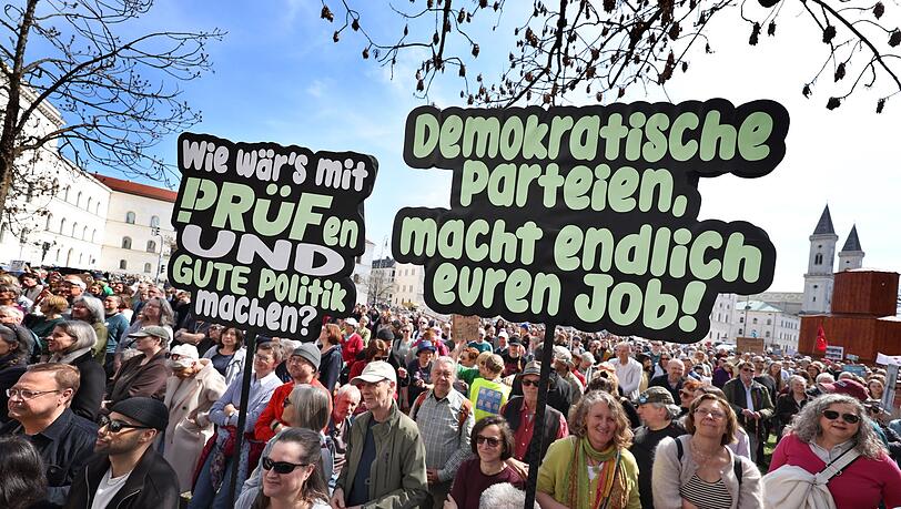 Demonstranten beteiligen sich an einer Kundgebung des Wohn- und Kulturzentrums für Geflüchtete "Bellevue di Monaco" zur "Prüf-Kampagne". Diese fordert, dass alle rechtsextreme Parteien vom Bundesverfassungsgericht überprüft werden. Demonstranten beteiligen sich an einer Kundgebung des Wohn- und Kulturzentrums für Geflüchtete "Bellevue di Monaco" zur "Prüf-Kampagne". Diese fordert, dass alle rechtsextreme Parteien vom Bundesverfassungsgericht überprüft werden.