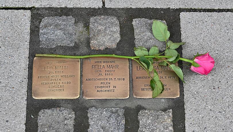 Im sächsischen Heidenau sollen künftig keine neuen Stolpersteine mehr verlegt werden. (Symbolbild) Im sächsischen Heidenau sollen künftig keine neuen Stolpersteine mehr verlegt werden. (Symbolbild)