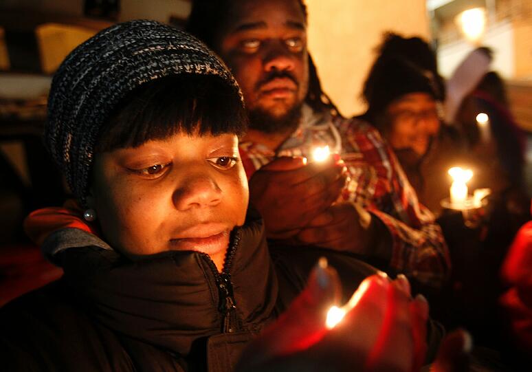 Die Leiche der Popsängerin Whitney Houston wurde am Montag in ihre Heimat New Jersey überführt, wo die Sängerin im Kreise ihrer Familie beigesetzt werden soll. Die Trauer in Houstons Fangemeinde über den plötzlichen Tod der Ausnahmekünstlerin ist groß - die Bilder.