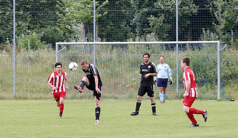 3. Runde bei den AZ-Freizeitkickern: eine Szene aus dem Spiel Maccabi Munich Legends gegen SchlussMitLustig.