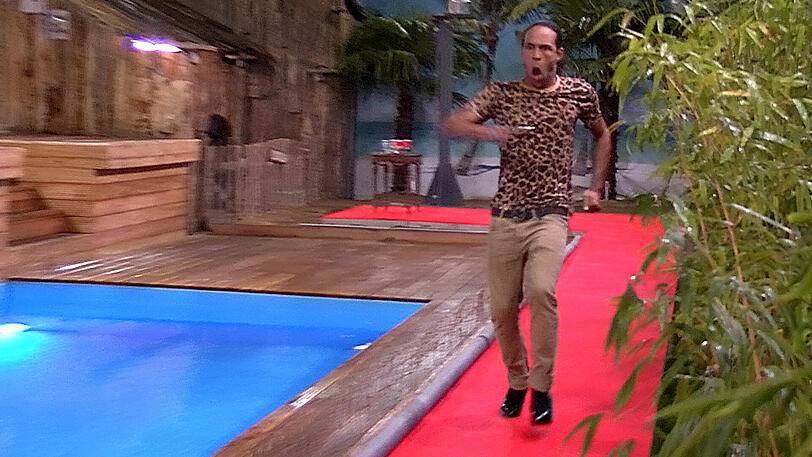 Männer in Stöckelschuhen, Fancy verlässt das Haus und Königin Marijke versammelt ihre Tafelrunde. Weitere Bilder von Tag 13 im Big Brother Haus.
