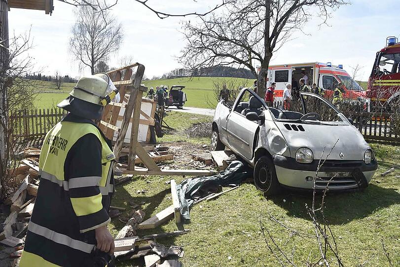 Der Twingo krachte durch den Gartenzaun und kam im Vorgarten zum Stehen.