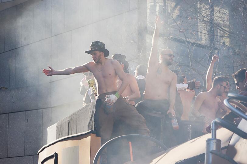 1200 verkleidete und bestgelaunte Faschingswütige liefen beim Umzug durch die Münchner Innenstadt mit. Die Bilder.