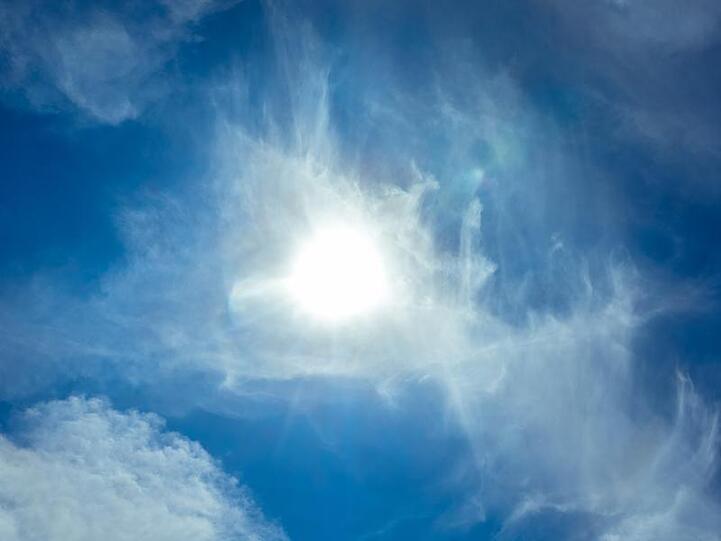 Die Sonne scheint durch leichte Cirrus-Wolken hindurch. Foto: Markus Scholz/dpa/Archivbild/Symbolbild