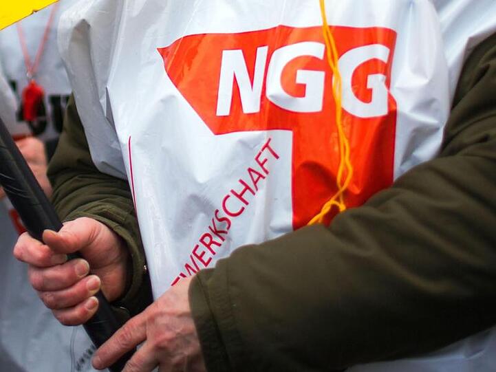 Ein Mann trägt bei einem Streik eine Weste der Nahrung-Genuss-Gaststätten. Foto: Jens Büttner/dpa-Zentralbild/dpa/Archiv/Symbolbild