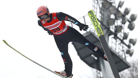 Karl Geiger aus Deutschland springt von der Heini-Klopfer-Schanze.