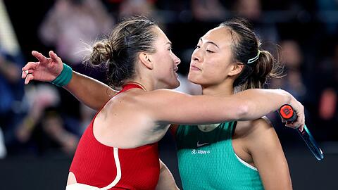 Sabalenka (l) wird von Zheng Qinwen nach dem Finale beglückwünscht.