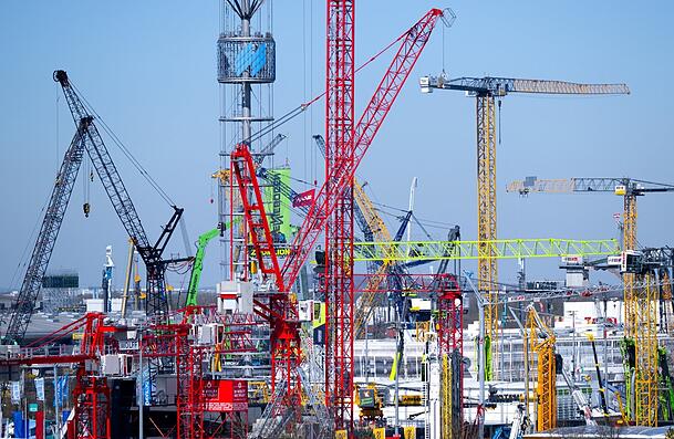Fast wie ein gewebtes Gemälde wirken die bunten Kräne rund um die Bauma. Fast wie ein gewebtes Gemälde wirken die bunten Kräne rund um die Bauma.