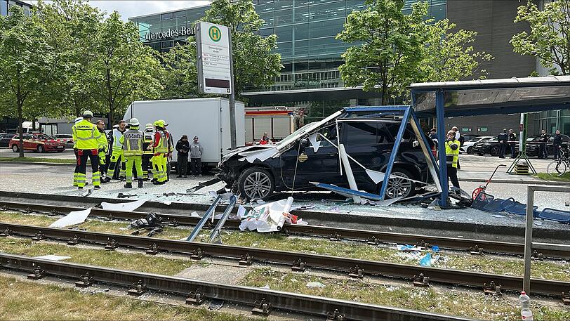 An der Ecke Arnulfstraße/Donnersbergerstraße ist ein Auto in das Wartehäuschen einer Trambahn-Haltestelle hineingefahren.