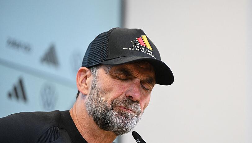 Jürgen Klopp erklärt die Niederlage, verfällt aber nicht in Depression. Jürgen Klopp erklärt die Niederlage, verfällt aber nicht in Depression.