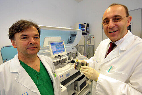 In Aktion: Wolfgang Burkhardt, Oberarzt der Kardiologie (links) mit seinem Kollegen, Professor Thomas Bertsch , Chefarzt für Laboratoriumsmedizin, beim Bluttest im Labor des Südklinikums.