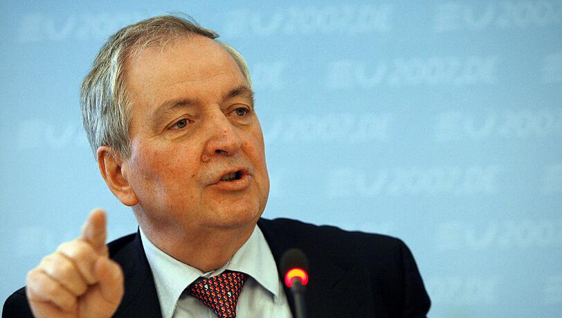 Auch der Name des international anerkannten Umweltpolitikers
Klaus Töpfer ist wieder im Rennen. Der gebürtige Schlesier hatte für
die CDU bereits zahlreiche Partei- und Regierungsämter innegehabt,
als er die Bundespolitik 1998 gegen den Posten als Chef des
UN-Umweltprogramms UNEP tauschte. Im vergangenen Jahr leitete er die
Ethikkommission, die Empfehlungen zum Atomausstieg erarbeitete. Er
wäre möglicherweise akzeptabel im Lager von Koalition und
Opposition, mit 73 Jahren aber auch ein Kandidat in Rentenalter. Auch der Name des international anerkannten Umweltpolitikers
Klaus Töpfer ist wieder im Rennen. Der gebürtige Schlesier hatte für
die CDU bereits zahlreiche Partei- und Regierungsämter innegehabt,
als er die Bundespolitik 1998 gegen den Posten als Chef des
UN-Umweltprogramms UNEP tauschte. Im vergangenen Jahr leitete er die
Ethikkommission, die Empfehlungen zum Atomausstieg erarbeitete. Er
wäre möglicherweise akzeptabel im Lager von Koalition und
Opposition, mit 73 Jahren aber auch ein Kandidat in Rentenalter.