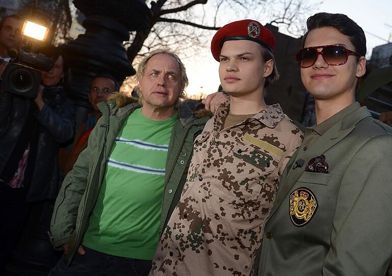 Nanu - gehen die Ochsenknecht-Söhne Jimmy Blue und Wilson Gonzalez jetzt zum Bund? Nein, Anlass für das etwas schräge Militär-Outfit der beiden war die Premiere der Pro7-Komödie "Willkommen im Krieg" - Bilder vom roten Teppich.